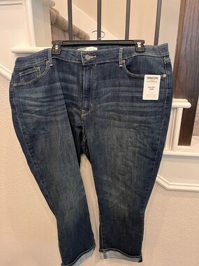 Signature by Levi Strauss Dark Blue Mid-Rise 20w Capri Jeans. Plus sized 20w